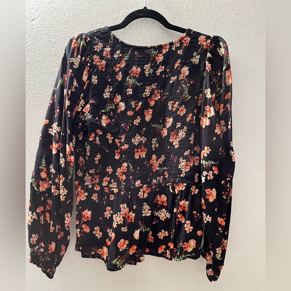 Long sleeve floral peplum top. - Picture 2 of 4